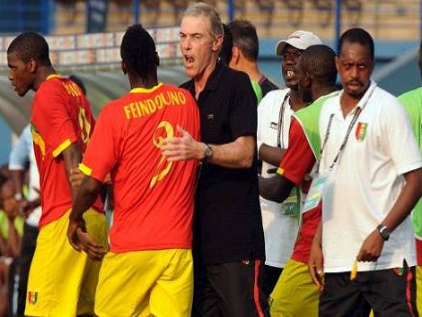Michel Dussuyer et les joueurs guinéens