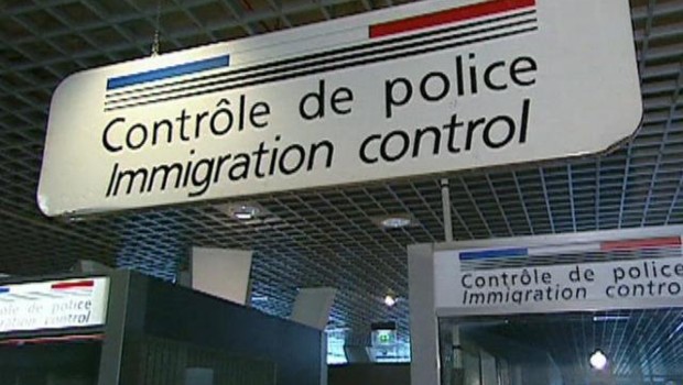 controle-police-aeroport-douane-immigration-2191356_1713