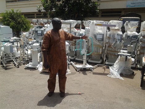 Dr Moussa Konaté montrant les équipements...