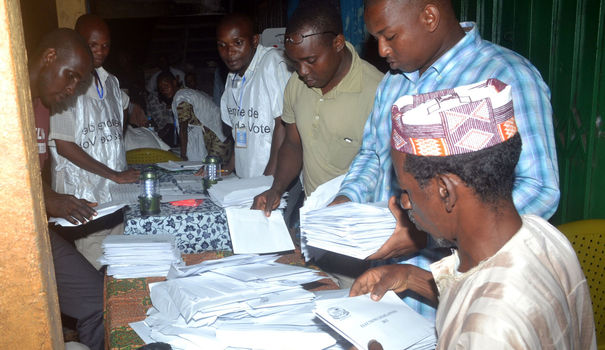 le-depouillement-dans-un-bureau-de-vote-de-conakry-le-28-septembre-2013_4063227