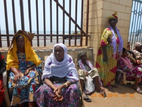 Des patients au palais du peuple de Conakry