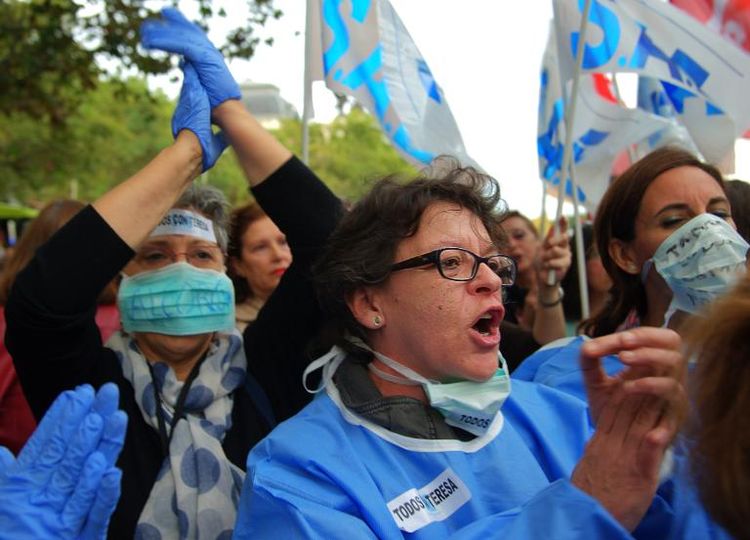 Des personnels de santé manifestent le 11 octobre 2014 à Madrid en soutien à l'aide-soignante espagnole contaminée par le virus Ebola (Photo Curto de la Torre. AFP)
