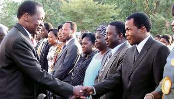 Le président Compaoré salue son frère François Compaoré à Ouagadougou