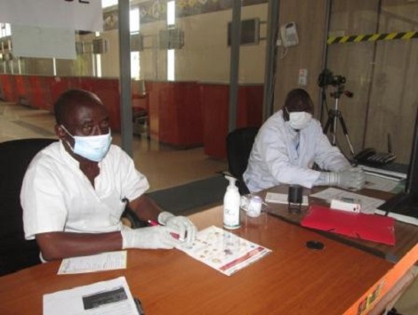 Contrôle sanitaire à l'éroport de Conakry