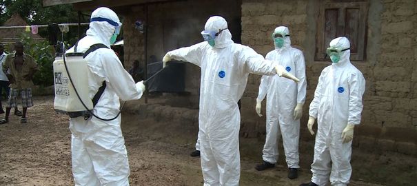 sierra-leone-des-volontaires-mal-equipes-enterrent-les-victimes-d-ebola_5125210