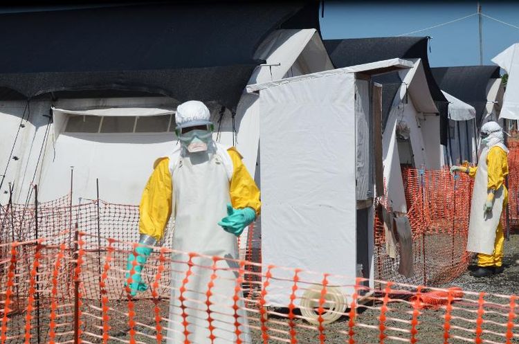 690853-des-membres-de-medecins-sans-frontieres-dans-une-clinique-de-monrovia-liberia-s-occupant-des-malades