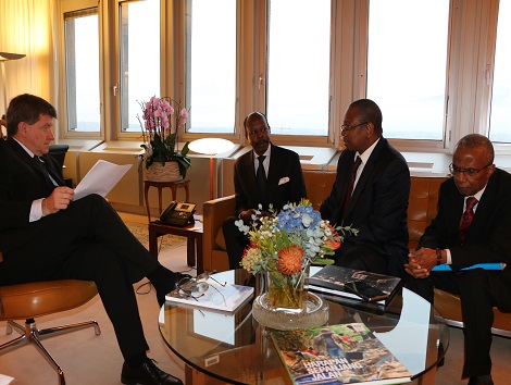 Le Directeur général du BIT, Guy Ryder lors de sa rencontre avec l'ambassadeur de Guinée, M. Aly Diané (2ème de droite à gauche)