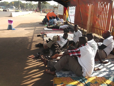 Des grévistes au palais du peuple de Conakry