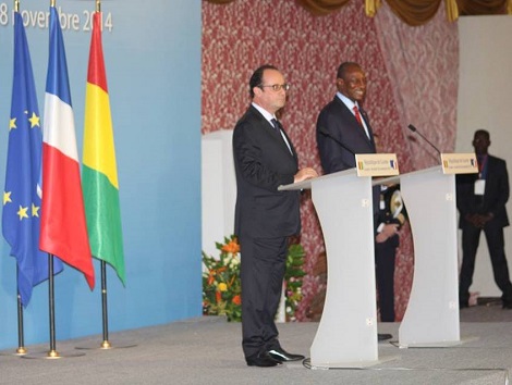Les présidents François Hollande et Alpha Condé en conférence de presse à Conakry