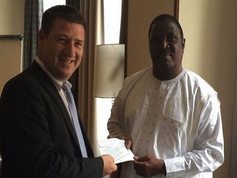 Remise chèque par le Directeur Général du bureau de Sky Vision en Guinée