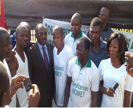 Sidya Touré avec des grévistes de la faim pour Womey