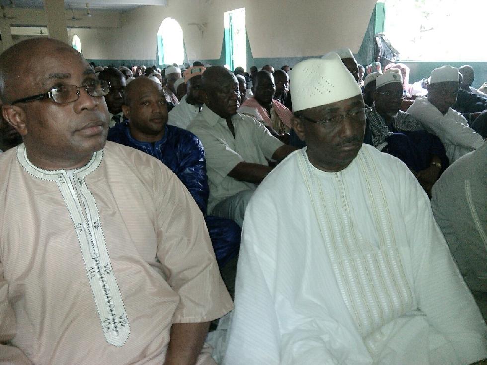 Idrissa Chérif et Sidya Touré dans une mosquée d'Abidjan le 25 décembre 2014
