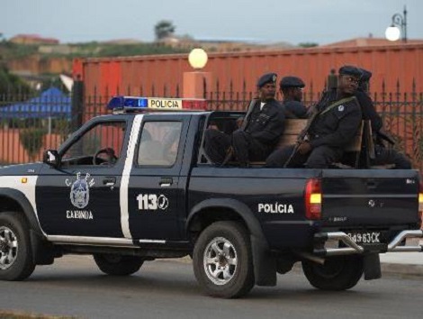 Des policiers angolais en patrouille   Photo-jeuneafrique