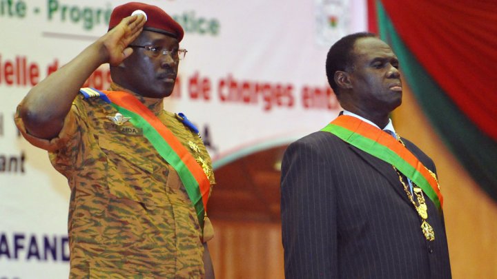 Le lieutenant-colonel Zida et le président de la transition Michel Kafando lors d'une cérémonie officielle, le 21 novembre 2014 à Ouagadougou.
