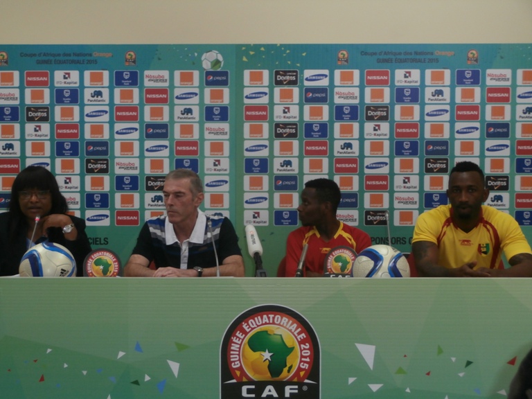 Michel Dussuyer (2ème à gauche) aux côtés d'Ibrahima Traoré et Kamil Zayatte
