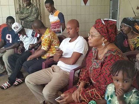 Hadja Halimatou Dalein Diallo en compagnie des jeunes des quartiers de la haute banlieue