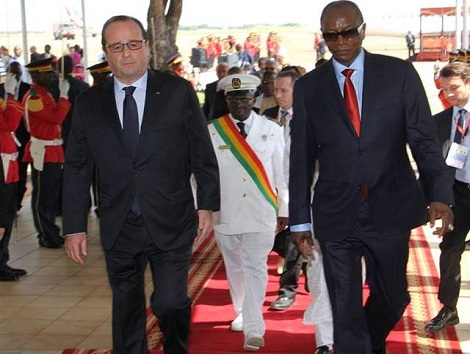 François Hollande en compagnie du président Alpha Condé à l'aéroport de Conakry