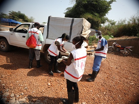 Une équipe de Croix-Rouge guinéenne prépare l'enterrement d'une victime d'Ebola à Macenta -Photo Africaguinee.com