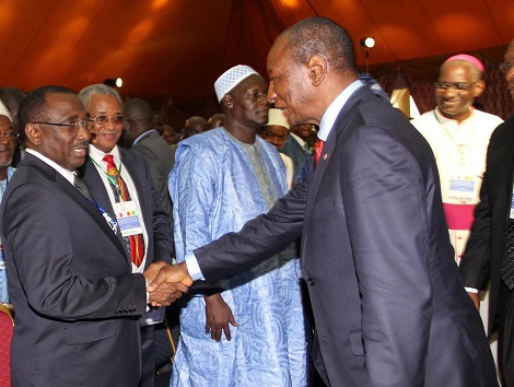 Le président guinéen Alpha Condé et l'Opposant Sidya Touré lors d'une cérémonie officielle à Conakry