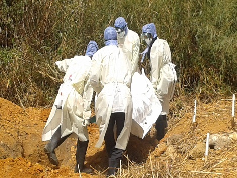 Des volontaires transportant des corps de victimes d'Ebola à  Macenta, Photo-Africaguinee.com