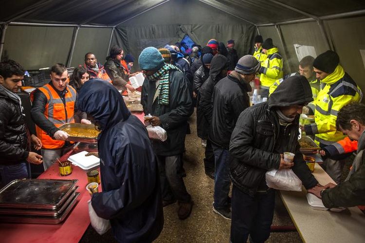 708002-des-migrants-recoivent-des-repas-chauds-le-15-janvier-2015-dans-un-centre-d-accueil-de-jour-qui-vien