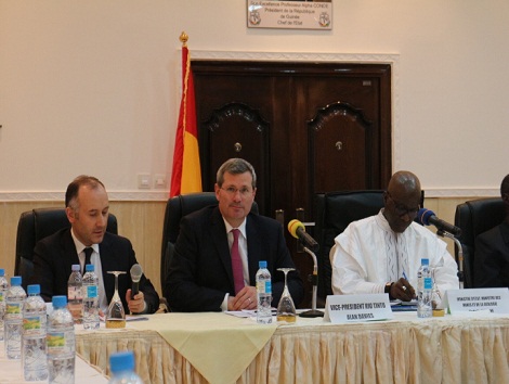 Alan Divies, Vice-Président de Rio Tinto en compagnie du Ministre guinéen des mines, Kerfalla Yansané