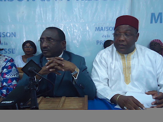 Sidya Touré et Baidy Aribot lors d'une conférence presse à Conakry