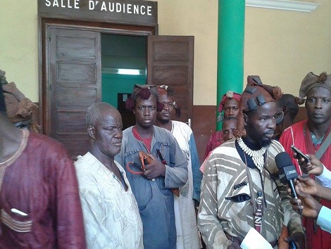 Des chasseurs "Donzo" devant la cour d'appel de Conakry   Photo-Africaguinee.com