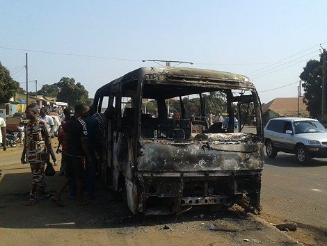 Un bus calciné par les manifestants    Photo-Africaguinee.com