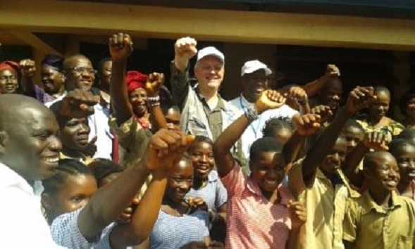 Le PDG de Plan International avec des enfants à Coyah   Photo-Africaguinee.com