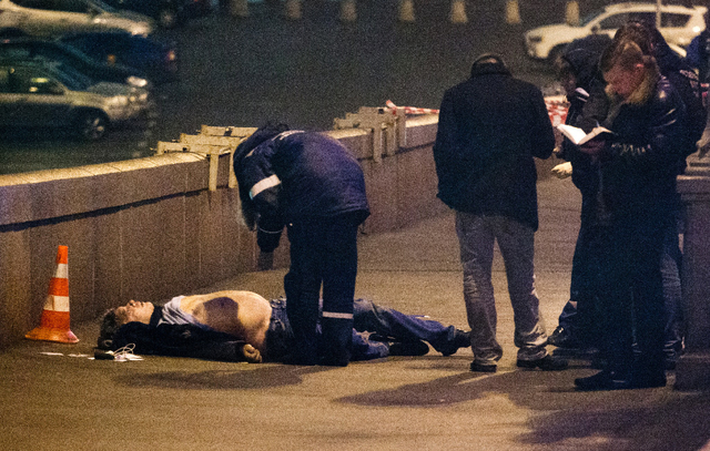 Un policier se penche sur le corps de Boris Nemtsov. (Samedi 28 février 2015) Image: AFP