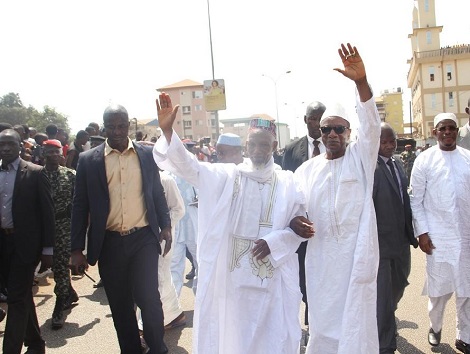 Le président guinéen Alpha Condé accompagné de l'imam de Bambéto