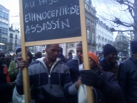 Des manifestants devant l'hôtel du Président Alpha Condé      Photo-Safayou Bah