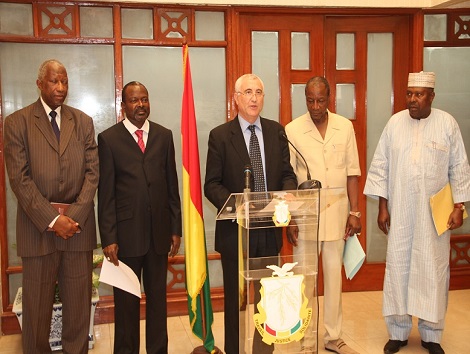 Le collège des facilitateurs du dialogue politique de juillet 2013 avec le Président Alpha Condé et le Premier Ministre