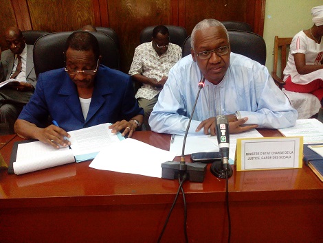 Le Ministre d'Etat Cheick Sackho en compagnie de l'ex Ministre de l'administration du territoire Alhassane Condé