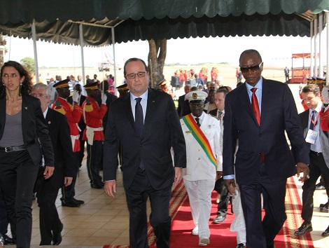 François Hollande en compagnie du Président Alpha Condé lors de sa visite à Conakry