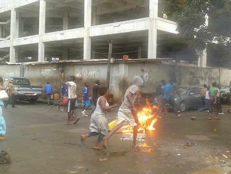 Des jeunes manifestatants dans une rue à Kaloum    Photo-Africaguinee.com