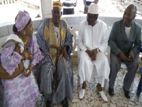 Sidya Touré et le patriarche de Nzérékoré (au milieu)        Photo-Africaguinee.com