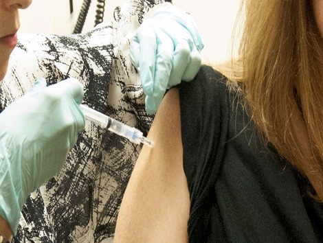 Une volontaire se faisant vacciner contre Ebola aux Etats-Unis