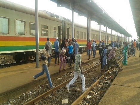 Feature image Des passagers pris de panique descendent du train