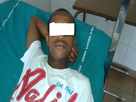 images d'un blessé dans un centre hospitalier de Conakry
