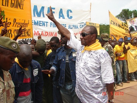 Feature image Le président guinéen Alpha Condé devant ses militants en 2010