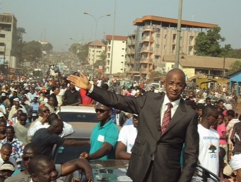 Le chef de file de l'opposition guinéenne lors d'une manifestation à Conakry