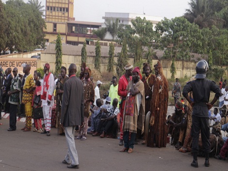 Des chasseurs Donzos à l'aéroport de Conakry