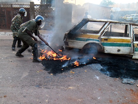 Des gendarmes en train de dégager la chaussée dans une rue de Labé, Photo Africaguinee.com