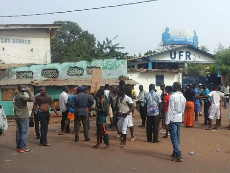 Feature image Des jeunes devant le siège de l'UFR à Matam Photo-Africaguinee.com