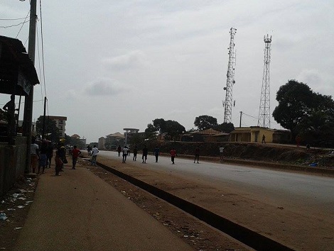 Feature image Des jeunes manifestants au quartier Bomboli (Conakry) Photo-Africaguinee.com