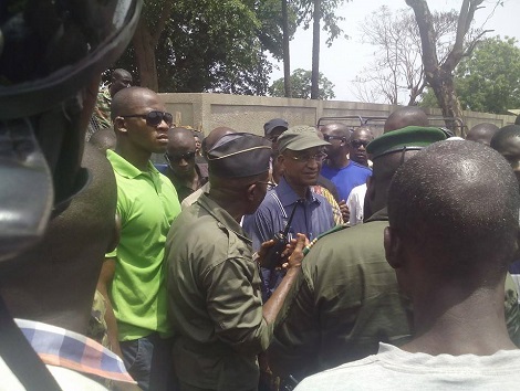 Cellou Dalein Diallo entourré de quelques agents des forces de l'ordre