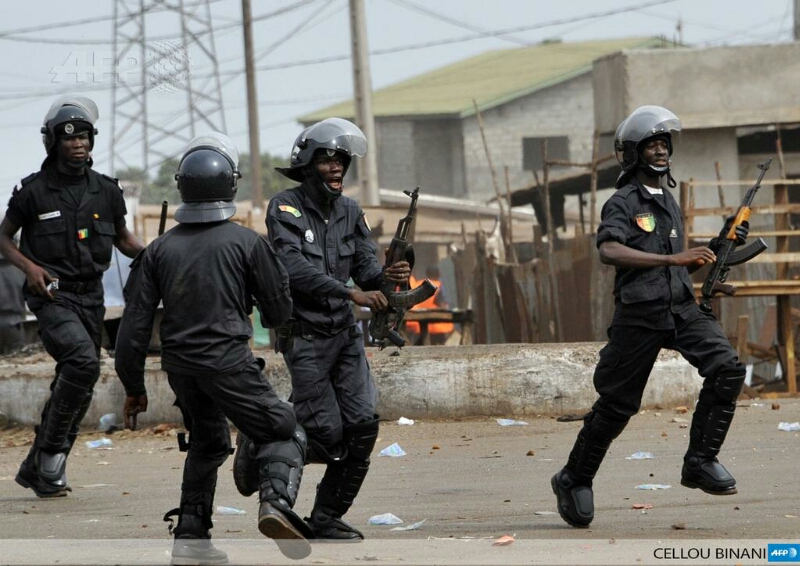 Feature image Des policiers en armes à Conakry-Photo d'illustration (Source: AFP)