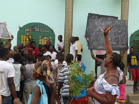 Des manifestants devant la mosquée   Photo-Africaguinee.com